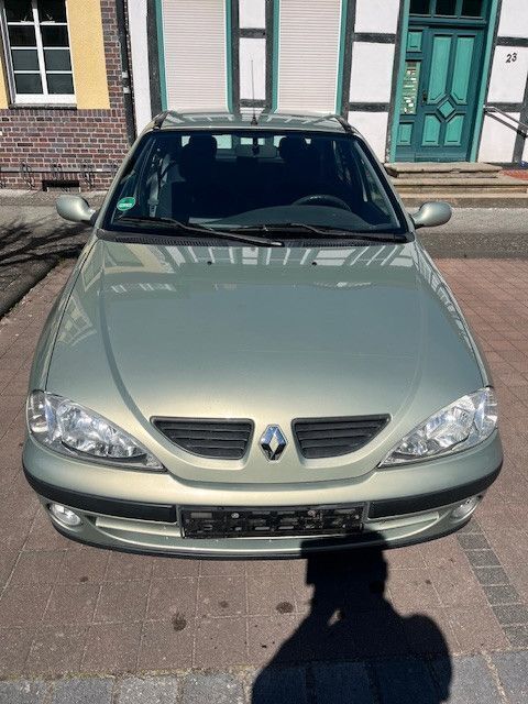Grün Gebraucht 2002 Renault Mégane II Authentique Limousine | 1.700 € (Fairer Preis) - Bild 1/4