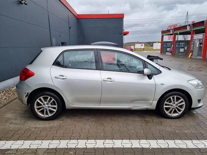 Gebraucht Toyota Auris 132 PS (97 kW) 2009 Silber Kleinwagen
