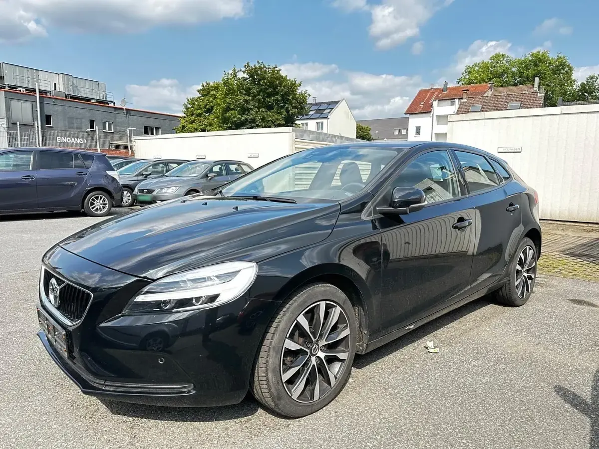 Gebraucht Volvo V40 122 PS (89 kW) 2018 Schwarz Limousine