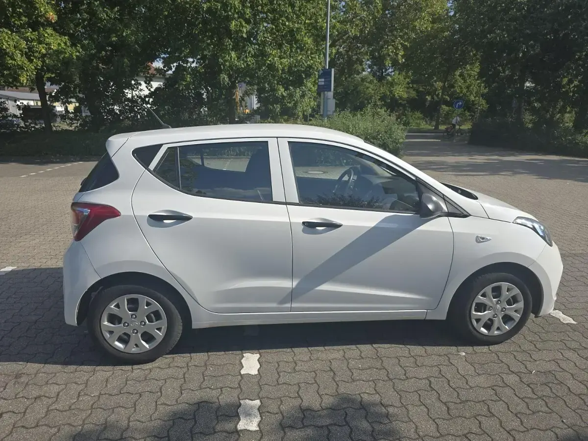 Gebraucht Hyundai i10 67 PS (49 kW) 2015 Weiß Kleinwagen