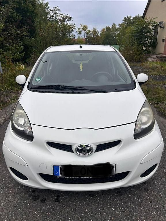 Weiß Gebraucht 2009 Toyota Aygo Kleinwagen | 2.200 € (Guter Preis) - Bild 1/4
