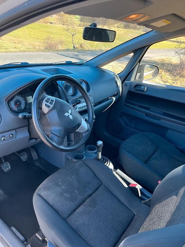 Gebraucht Mitsubishi Colt 95 PS (69 kW) 2011 Grau Kleinwagen