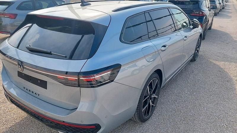 Neu VW Passat R-line 150 PS (110 kW) 2026 Oyster silver metallic Kombi