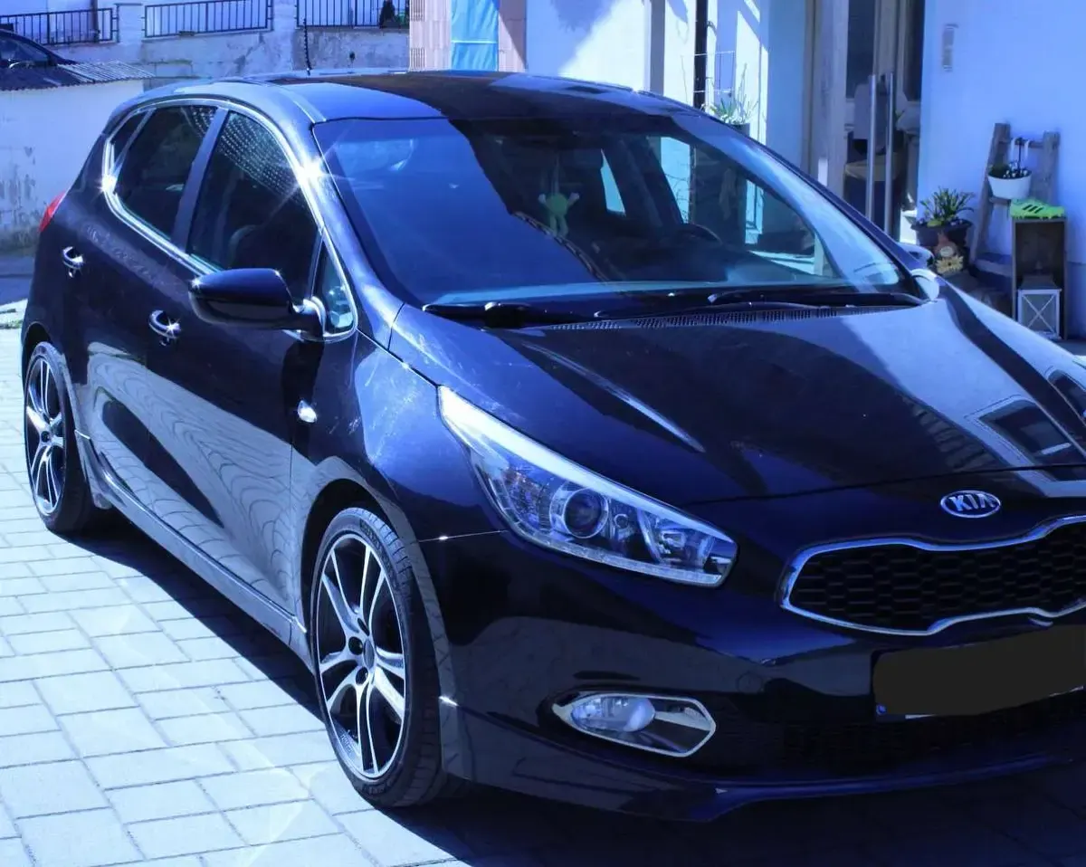 Usado Kia Ceed DREAM-TEAM Edition 99 CV (72 kW) 2016 Negro Utilitario