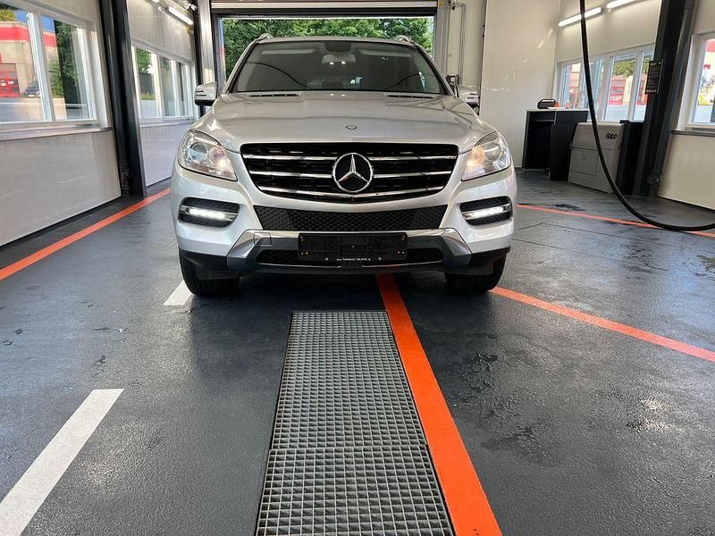 Silber Gebraucht 2013 Mercedes ML350 SUV | 17.300 € (Guter Preis) - Bild 1/4