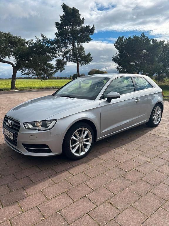 Grau Gebraucht 2015 Audi A3 Attraction Limousine | 7.800 € (Guter Preis) - Bild 1/4