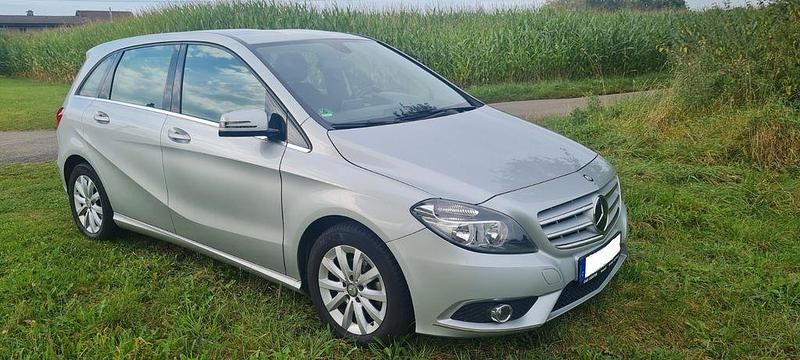 Gebraucht Mercedes B180 122 PS (89 kW) 2012 Silber Van / Kleinbus
