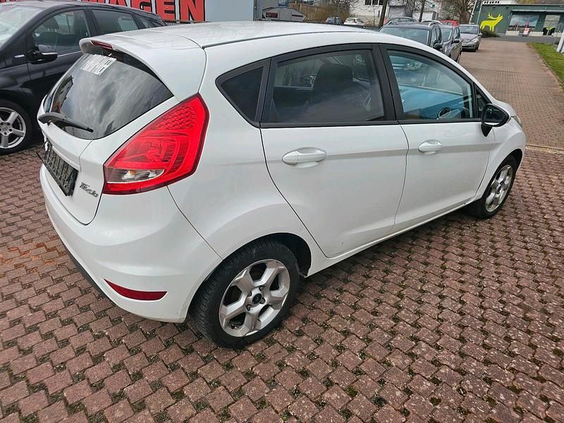 Gebraucht Ford Fiesta 97 PS (71 kW) 2009 Weiß Kleinwagen