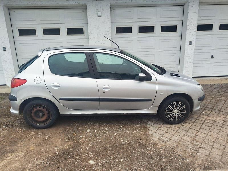 Gebraucht Peugeot 206 Tendance 75 PS (55 kW) 2004 Silber Kombi