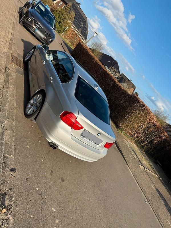 Gebraucht BMW 325 218 PS (160 kW) 2010 Silber Limousine