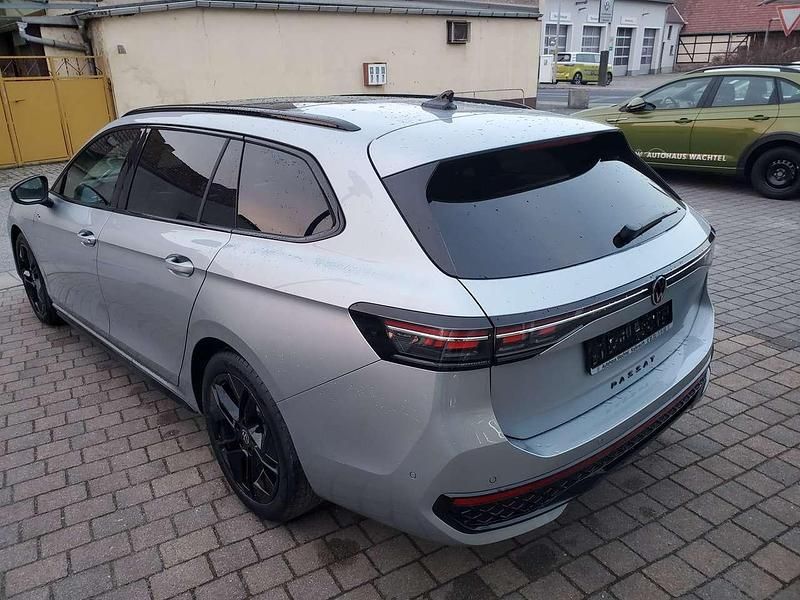 Neu VW Passat R-line 193 PS (141 kW) 2026 Oyster silver metallic Kombi