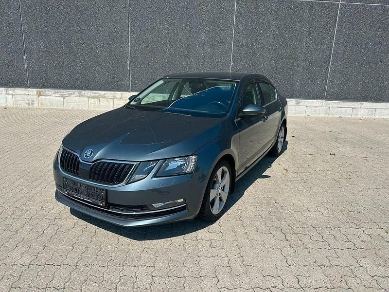 Grau Gebraucht 2017 Skoda Octavia Style Limousine | 8.900 € (Fairer Preis) - Bild 1/4