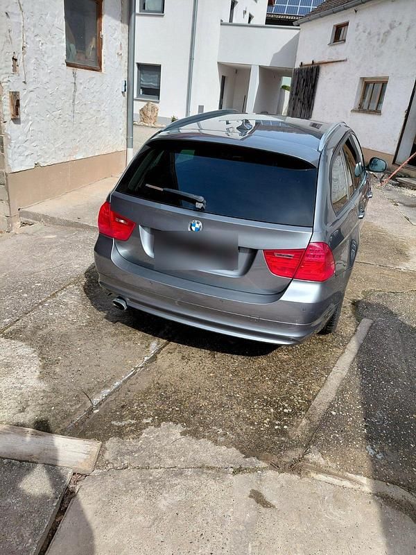 Gebraucht BMW 320 183 PS (134 kW) 2010 Grau Kombi