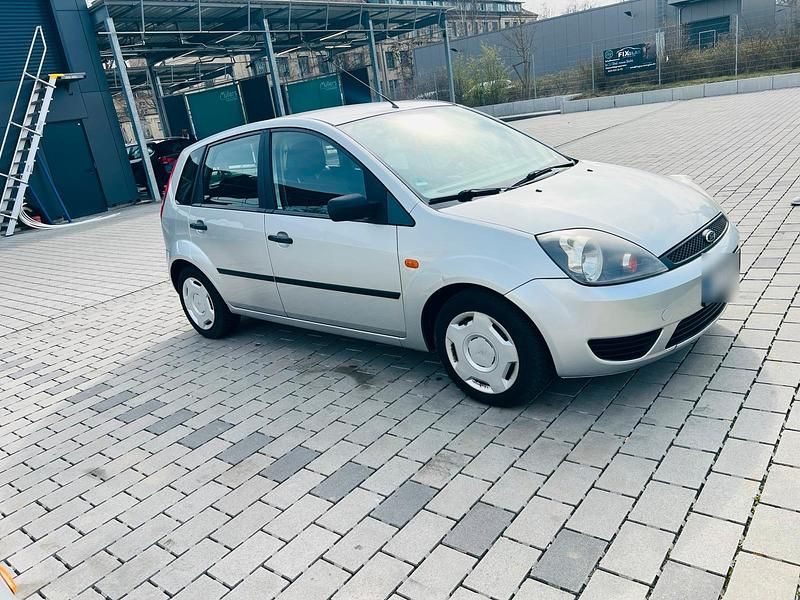Gebraucht Ford Fiesta 70 PS (51 kW) 2005 Silber Kleinwagen