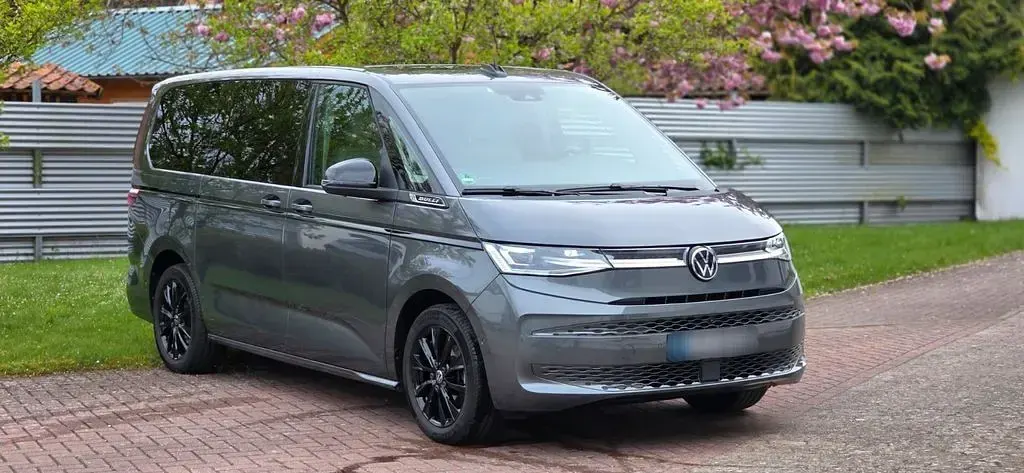 Gebraucht VW Multivan Style 150 PS (110 kW) 2024 Grau Van / Kleinbus