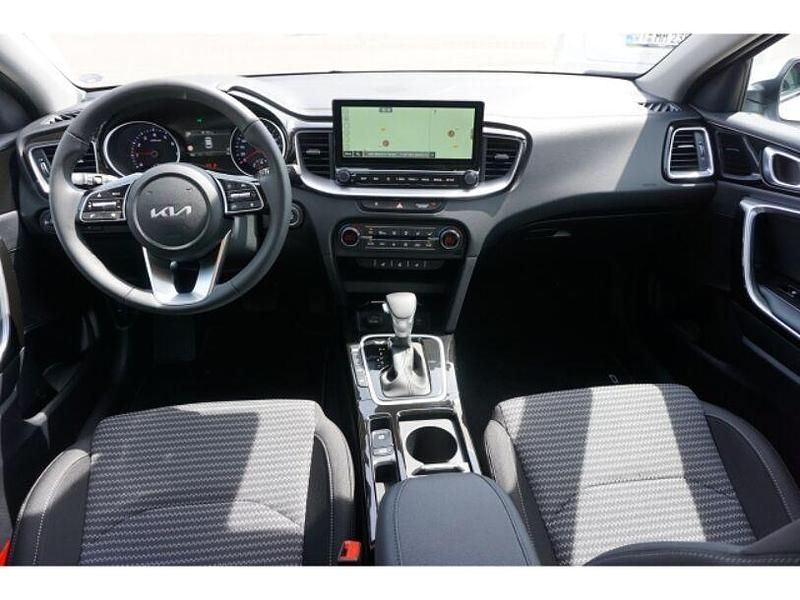 Neu Kia Ceed 101 PS (74 kW) 2025 Weiss Kleinwagen