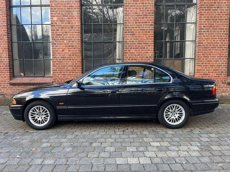 Schwarz Gebraucht 2001 BMW 540 Limousine | 14.800 € (Etwas zu teuer) - Bild 1/4