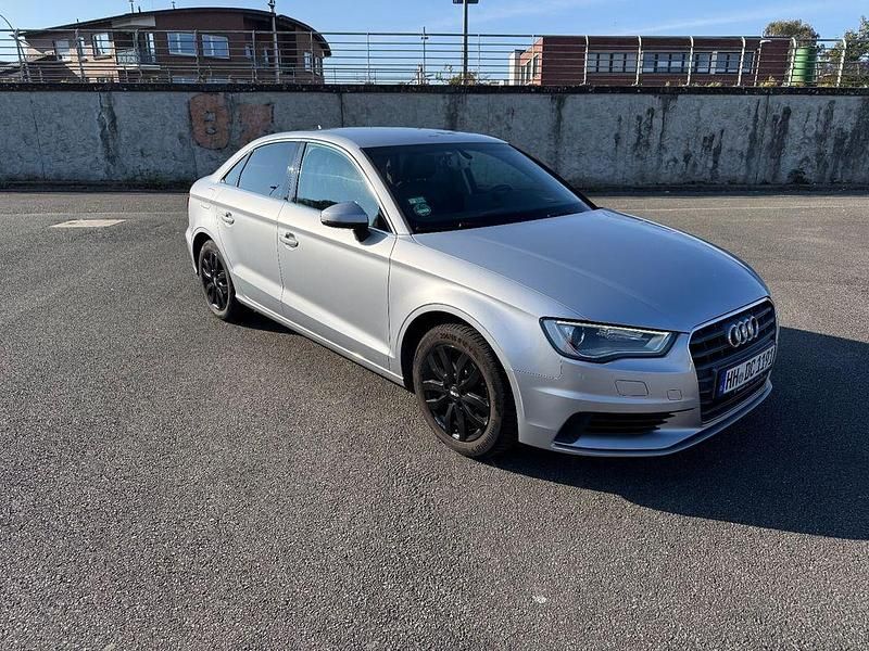 Silber Gebraucht 2015 Audi A3 Ambiente Limousine | 13.499 € (Guter Preis) - Bild 1/4
