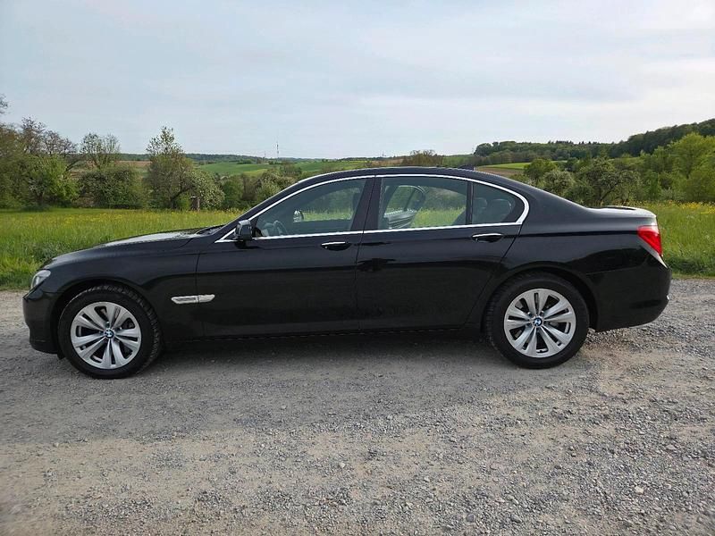 Second-hand BMW 750 408 CP (300 kW) 2011 Negru Berlinǎ