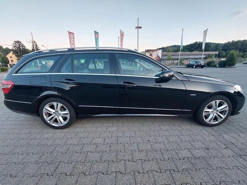 Gebraucht Mercedes E200 Elegance 184 PS (135 kW) 2010 Schwarz Kombi