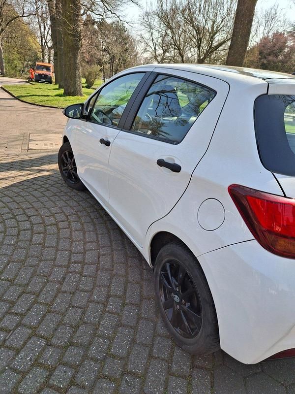 Gebraucht Toyota Yaris 45 PS (33 kW) 2015 Weiß Kleinwagen