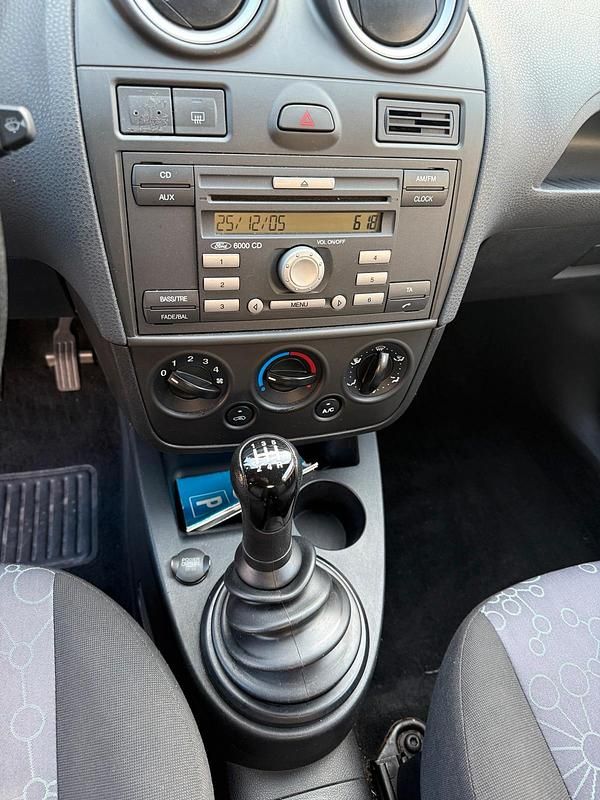 Gebraucht Ford Fiesta 60 PS (44 kW) 2006 Silber Kleinwagen