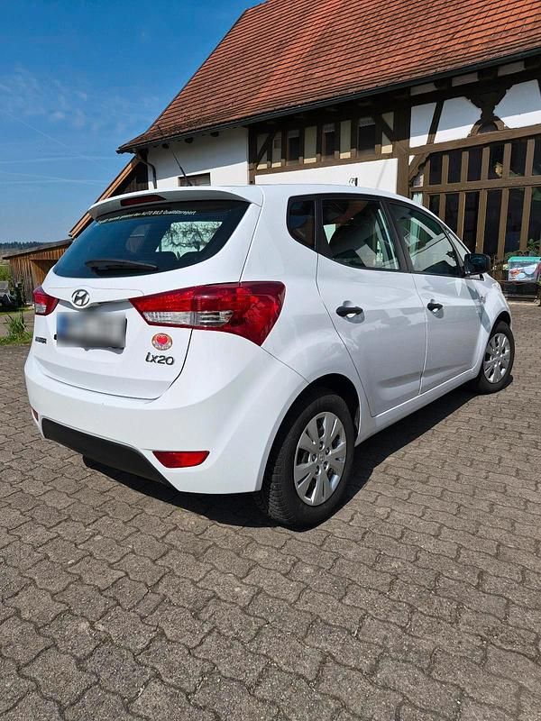 Gebraucht Hyundai ix20 90 PS (66 kW) 2011 Weiß Kleinwagen