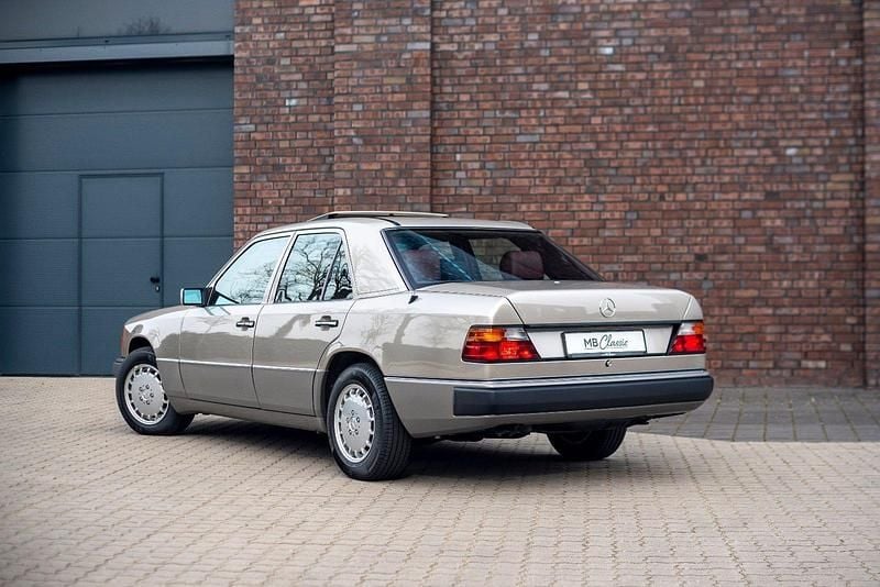 Gebraucht Mercedes E260 160 PS (117 kW) 1992 Andere farben Limousine