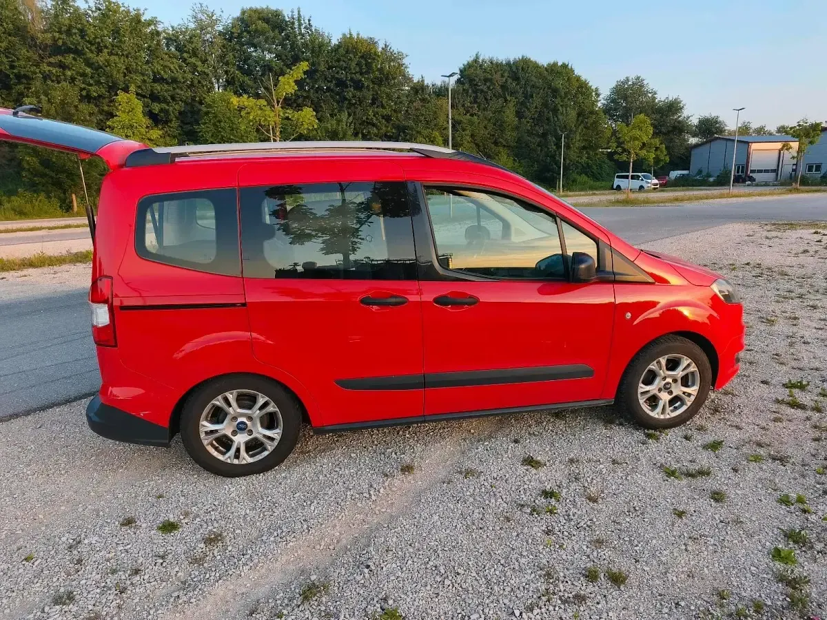 Gebraucht Ford Tourneo 101 PS (74 kW) 2015 Rot Kombi