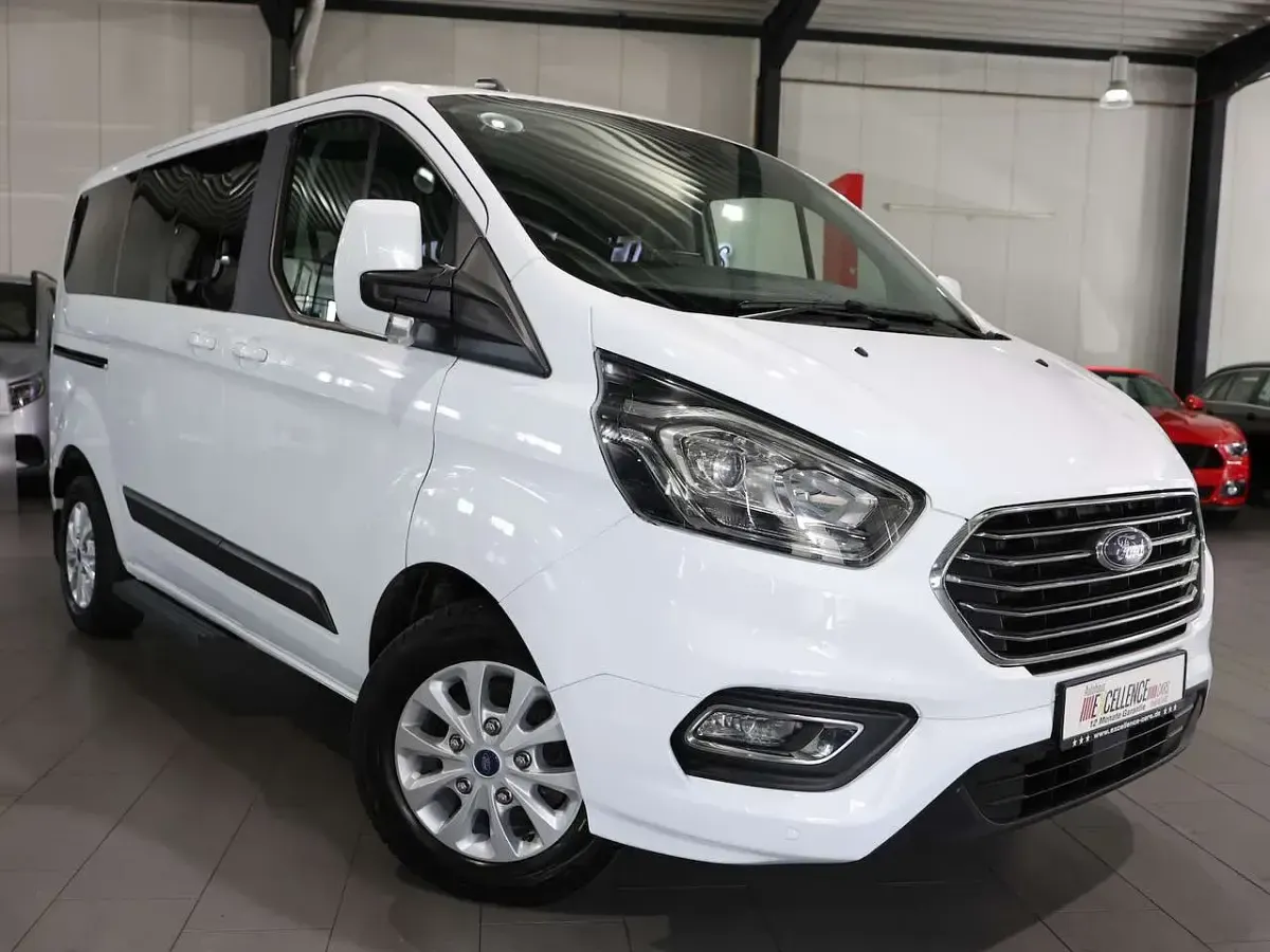 Gebraucht Ford Tourneo 131 PS (96 kW) 2023 Weiß Van / Kleinbus