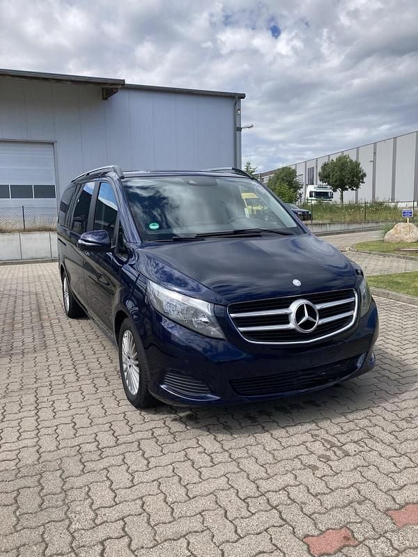 Blau Gebraucht 2017 Mercedes V250 Van / Kleinbus | 37.000 € (Superpreis) - Bild 1/4