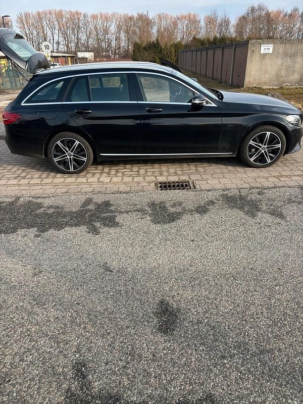 Gebraucht Mercedes E300 194 PS (142 kW) 2020 Schwarz Kombi