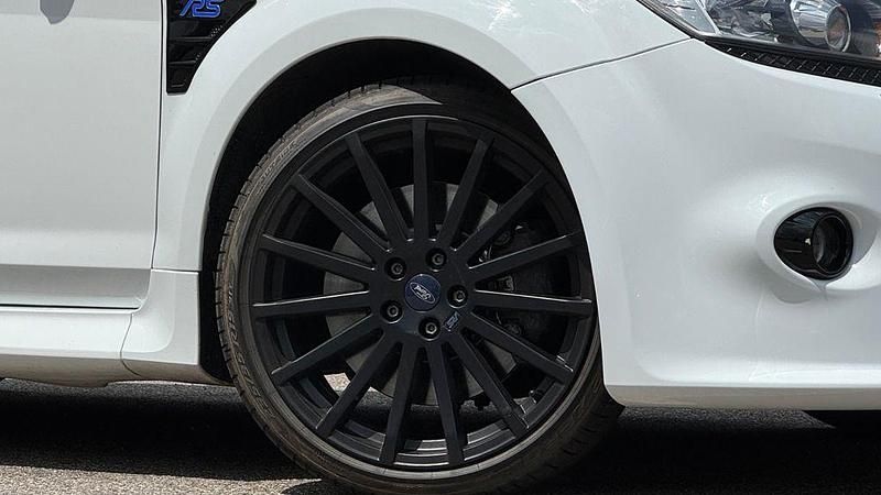 Używany Ford Focus RS 305 KM (224 kW) 2010 Biały Sedan/Limuzyna