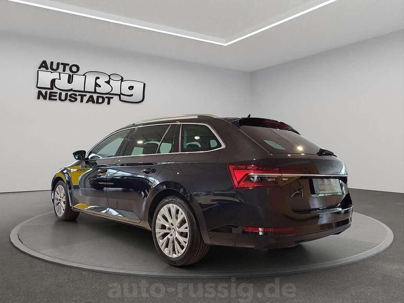 Gebraucht Skoda Superb Style 150 PS (110 kW) 2023 Schwarzmagic perleffekt Kombi