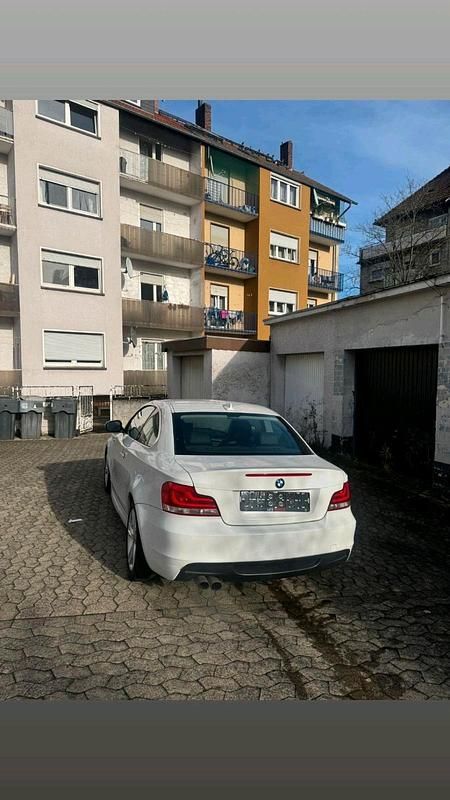 Weiß Gebraucht 2011 BMW 125 Coupé Coupé | 6.300 € - Bild 1/4