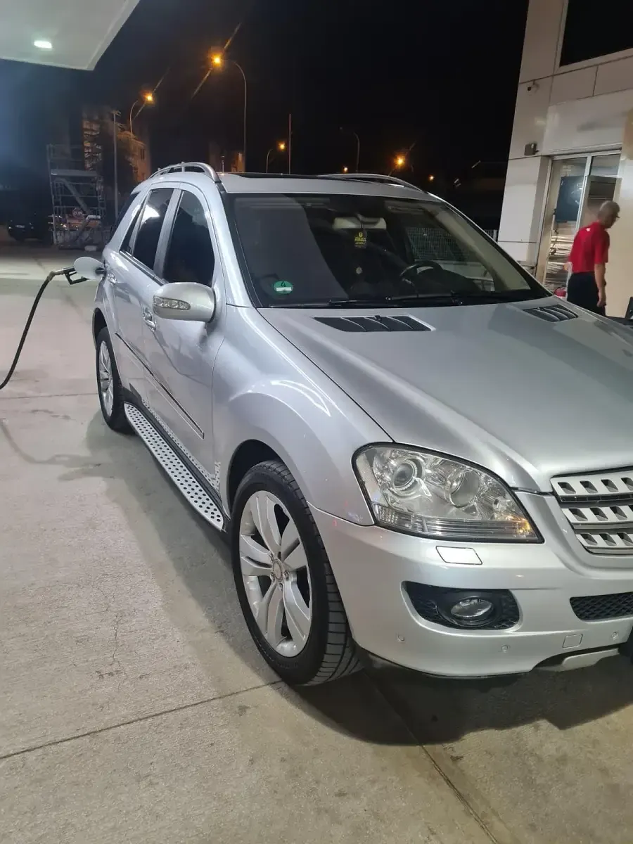 Gebraucht Mercedes ML320 224 PS (164 kW) 2007 Silber SUV