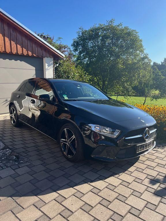 Schwarz Gebraucht 2019 Mercedes A200 Night Limousine | 16.900 € (Superpreis) - Bild 1/4