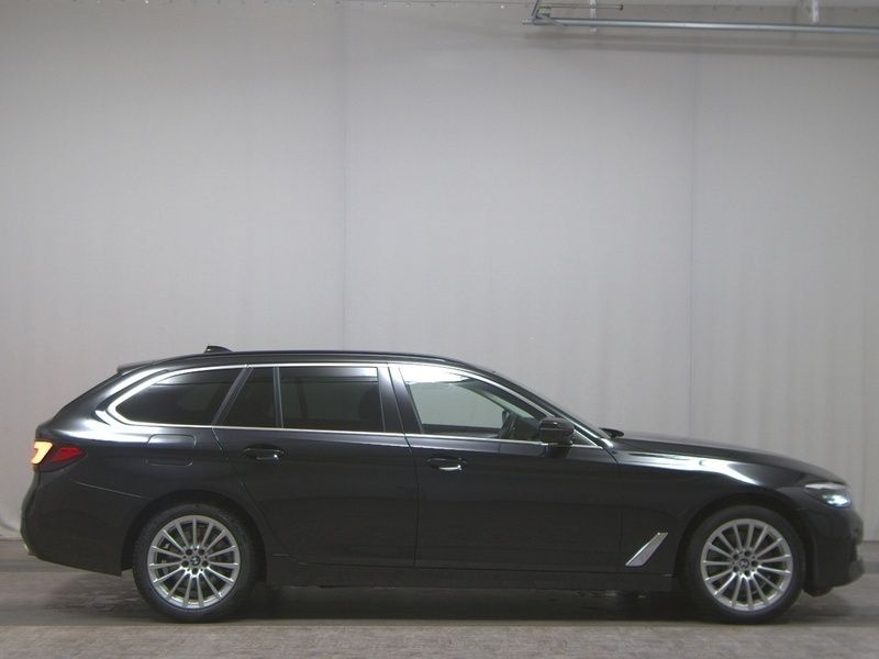 Schwarz Gebraucht 2022 BMW 520 Performance Kombi | 28.480 € (Superpreis) - Bild 1/4