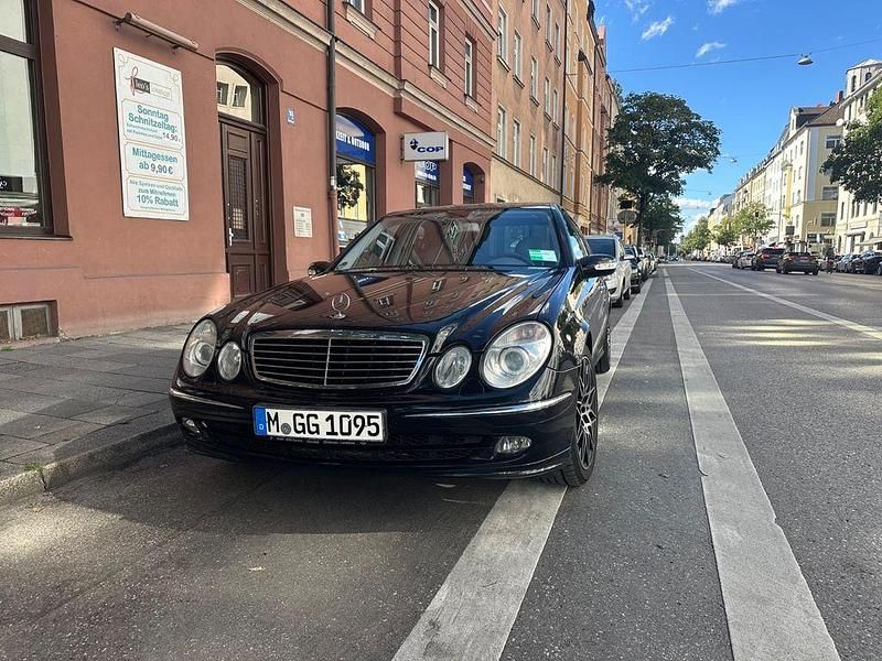 Schwarz Gebraucht 2006 Mercedes E350 Avantgarde Limousine | 12.500 € (Teuer) - Bild 1/4