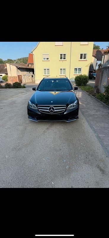 Schwarz Gebraucht 2015 Mercedes E300 Limousine | 14.980 € (Fairer Preis) - Bild 1/4