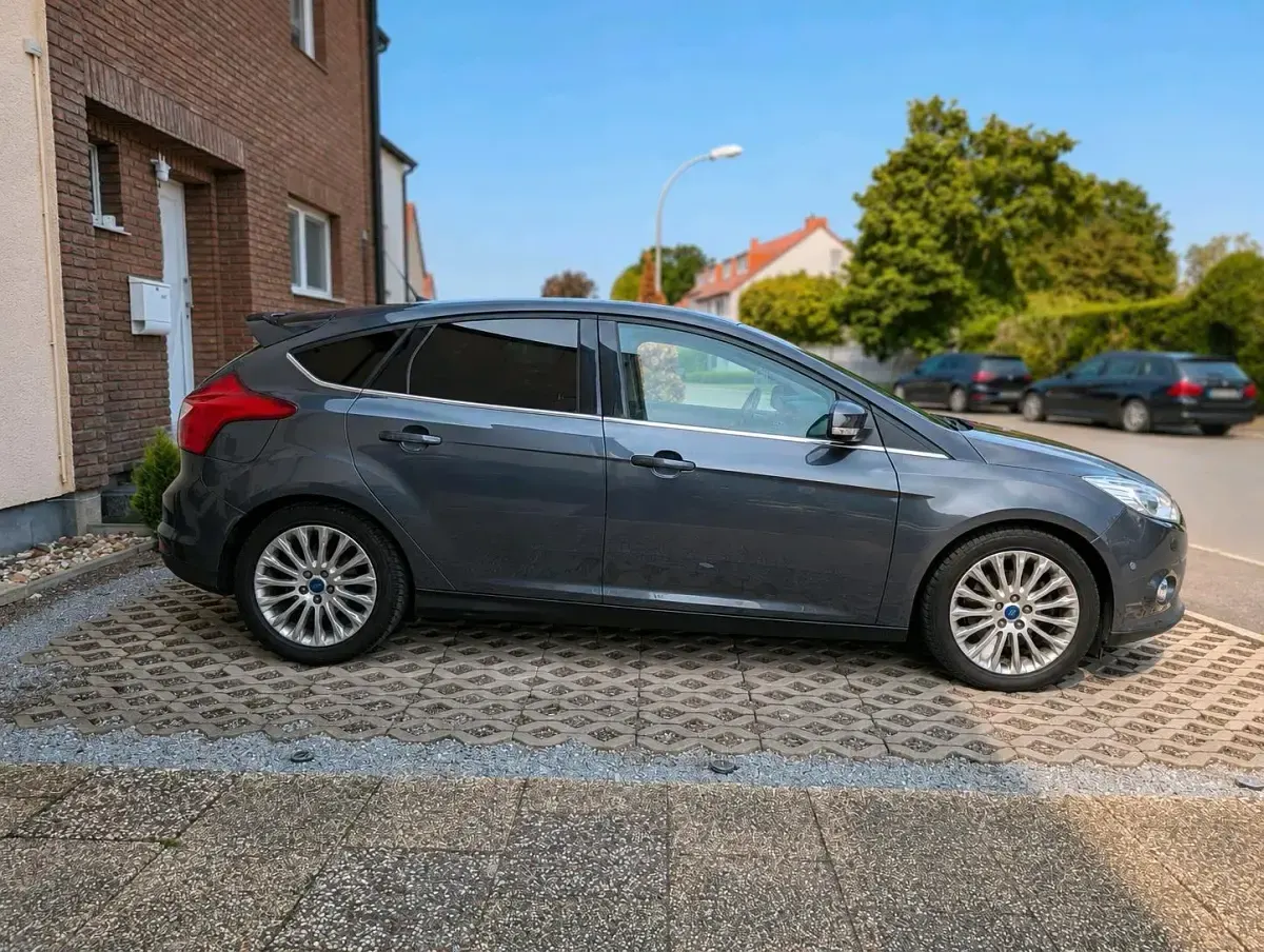 Gebraucht Ford Focus Individual 163 PS (119 kW) 2011 Grau Limousine