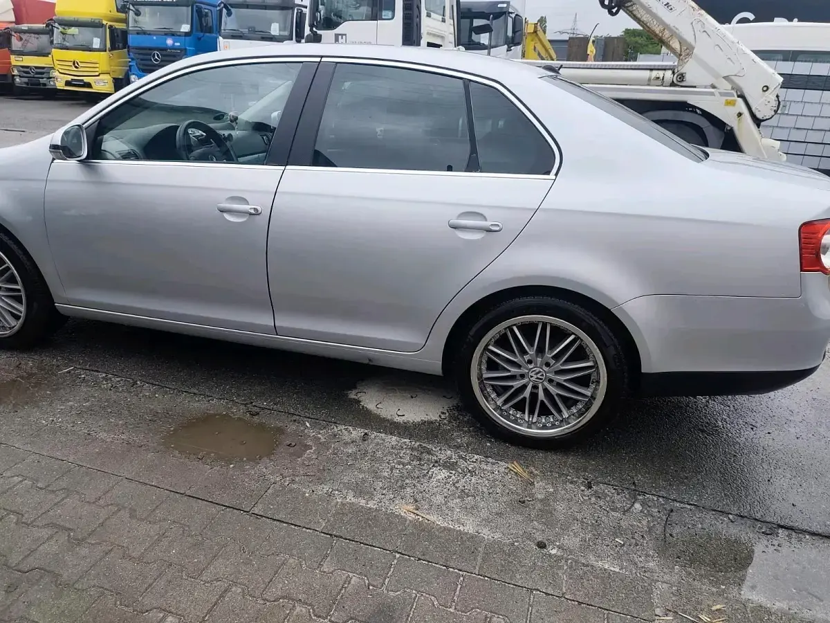 Gebraucht VW Jetta 120 PS (88 kW) 2006 Silber Limousine
