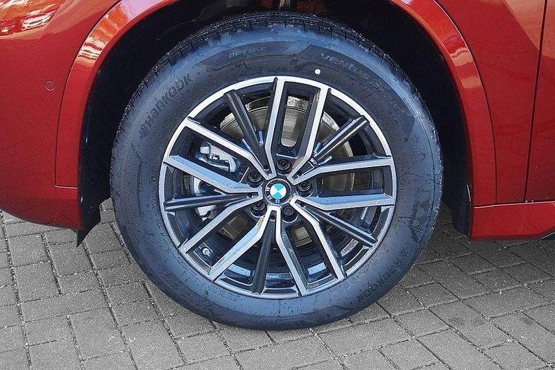 Neu BMW X1 M Sport 156 PS (114 kW) 2025 Fire rot metallic SUV