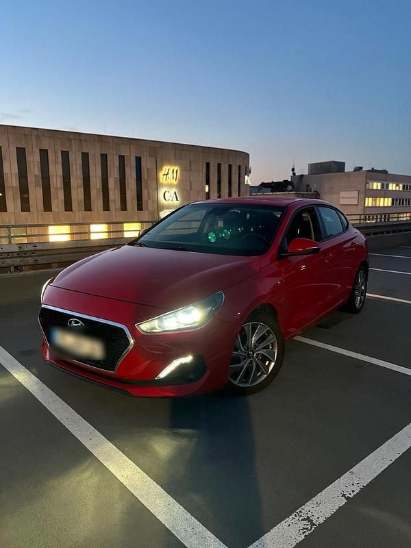 Rot Gebraucht 2019 Hyundai i30 Trend Limousine | 12.000 € (Guter Preis) - Bild 1/4