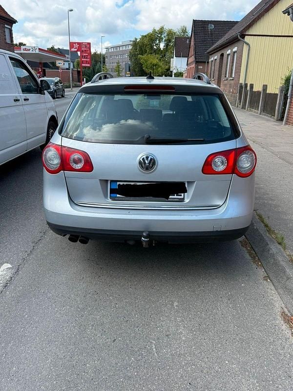Silber Gebraucht 2009 VW Passat Individual Kombi | 2.599 € (Fairer Preis) - Bild 1/4