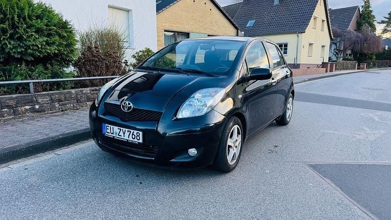 Schwarz Gebraucht 2010 Toyota Yaris Limousine | 3.400 € (Fairer Preis) - Bild 1/4