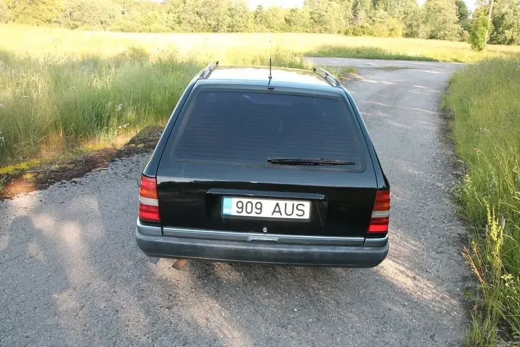 Gebraucht Mercedes 300 110 PS (80 kW) 1992 Schwarz Limousine