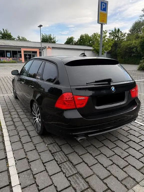 Gebraucht BMW 320 Sport Line 184 PS (135 kW) 2011 Schwarz Kombi