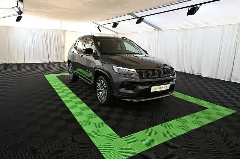 Gebraucht Jeep Compass Summit 131 PS (96 kW) 2025 Grau SUV
