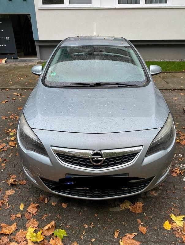 Grau Gebraucht 2011 Opel Astra Kleinwagen | 4.400 € (Fairer Preis) - Bild 1/4